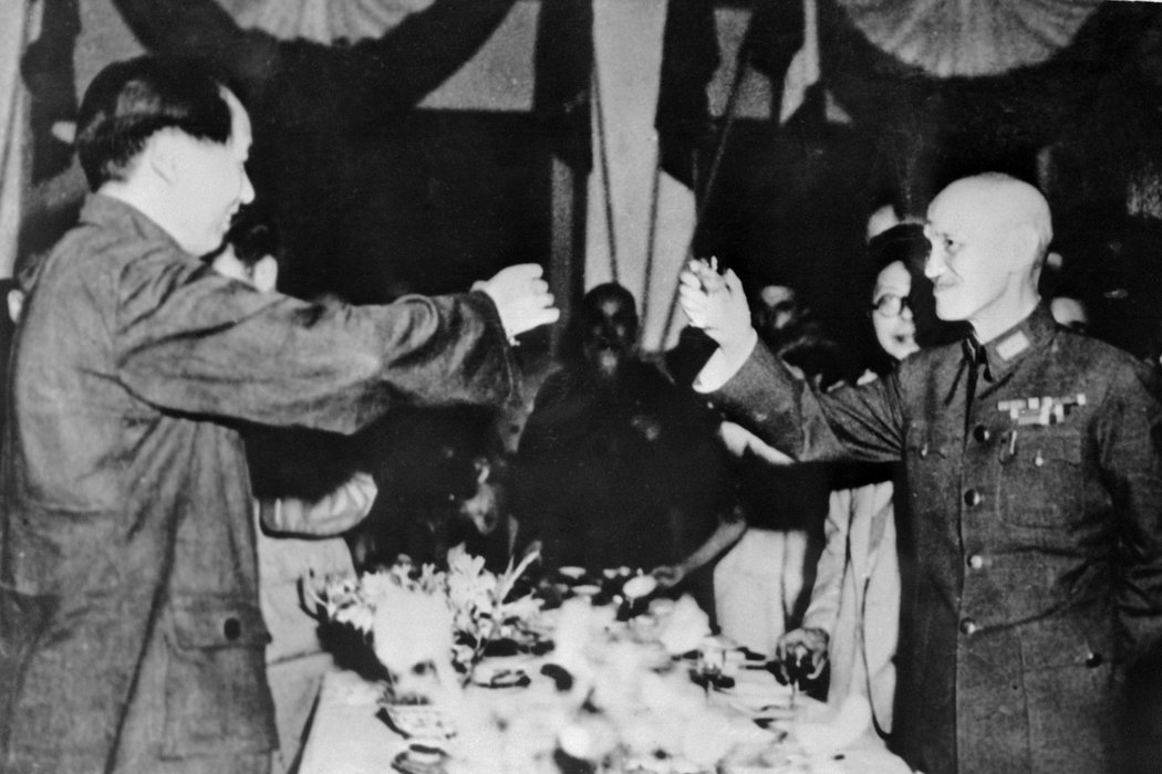 1945年9月在中国重庆，毛泽东和蒋介石举杯庆祝抗战胜利。 Agence France-Presse — Getty Images